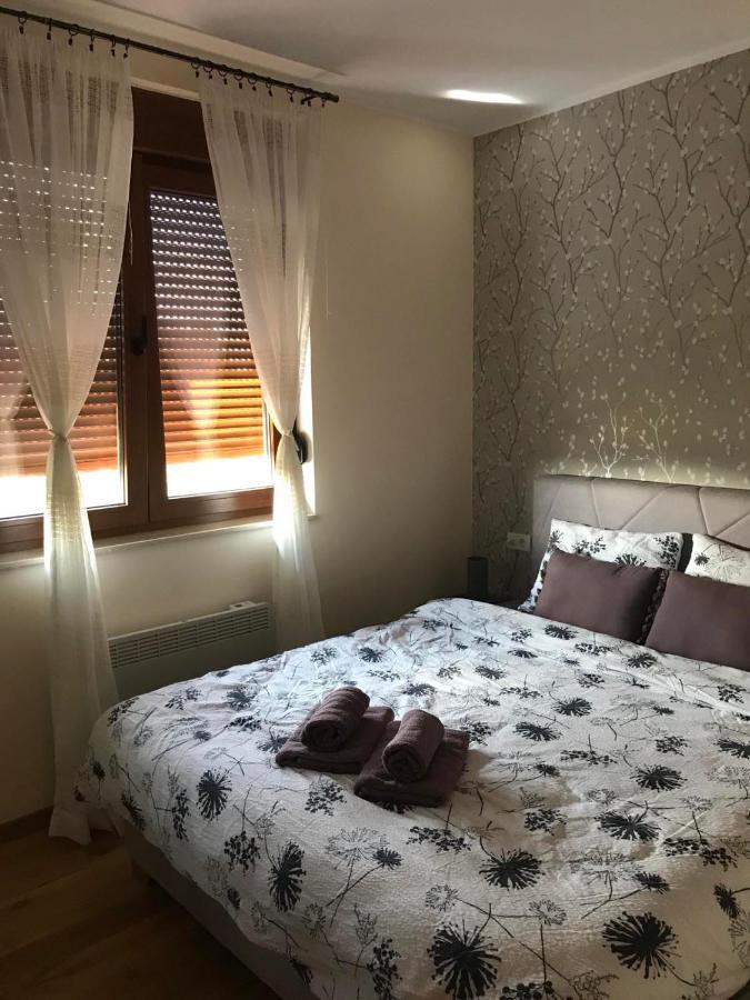 Apartment 33
